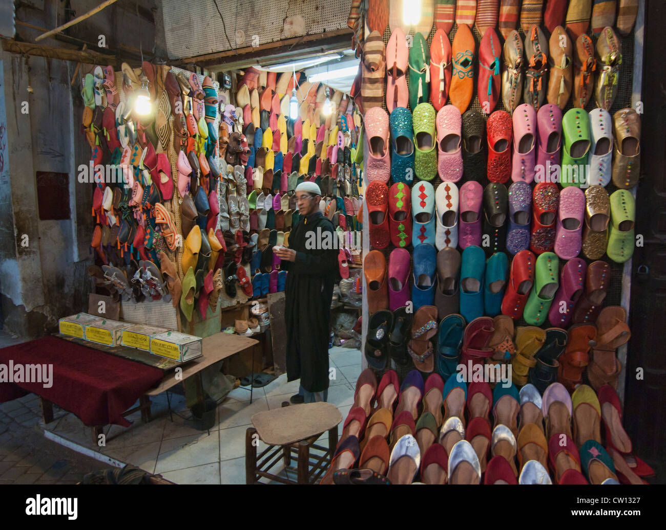 Babouche Hausschuhe zum Verkauf in der alten Medina in Marrakesch, Marokko Stockfoto