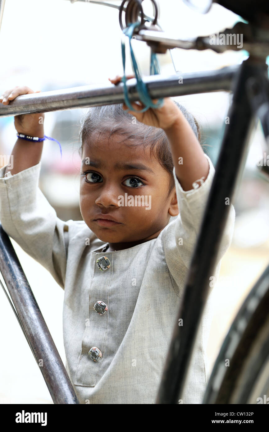 Kleine schüchterne Inderin Bangalore, Karnataka, Indien Stockfoto