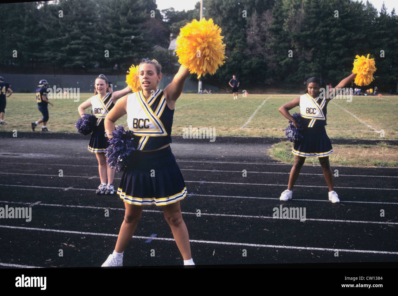 High School Cheerleader bei einem Fußballspiel in Bethesda, Maryland Stockfoto