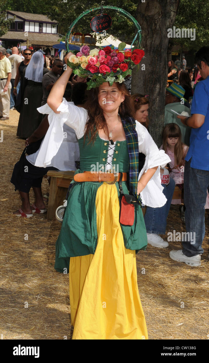 Junge Frau Verkauf von Blumen am Mittelalterfest in Maryland Stockfoto