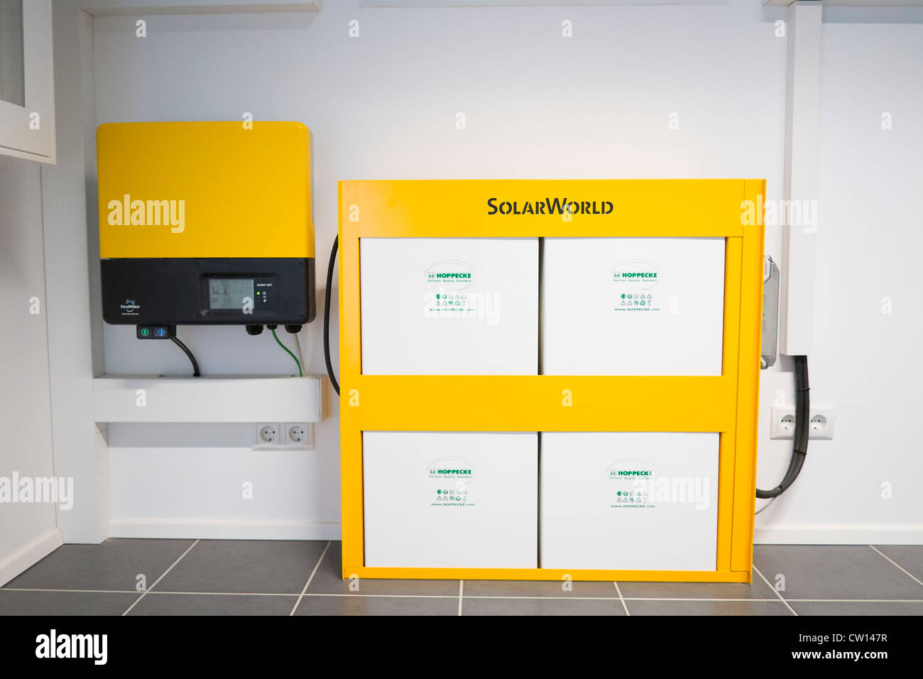 Batterien, elektrische Solarenergie in neue moderne speichern sehr Energie effizient Familienhaus in Deutschland Stockfoto