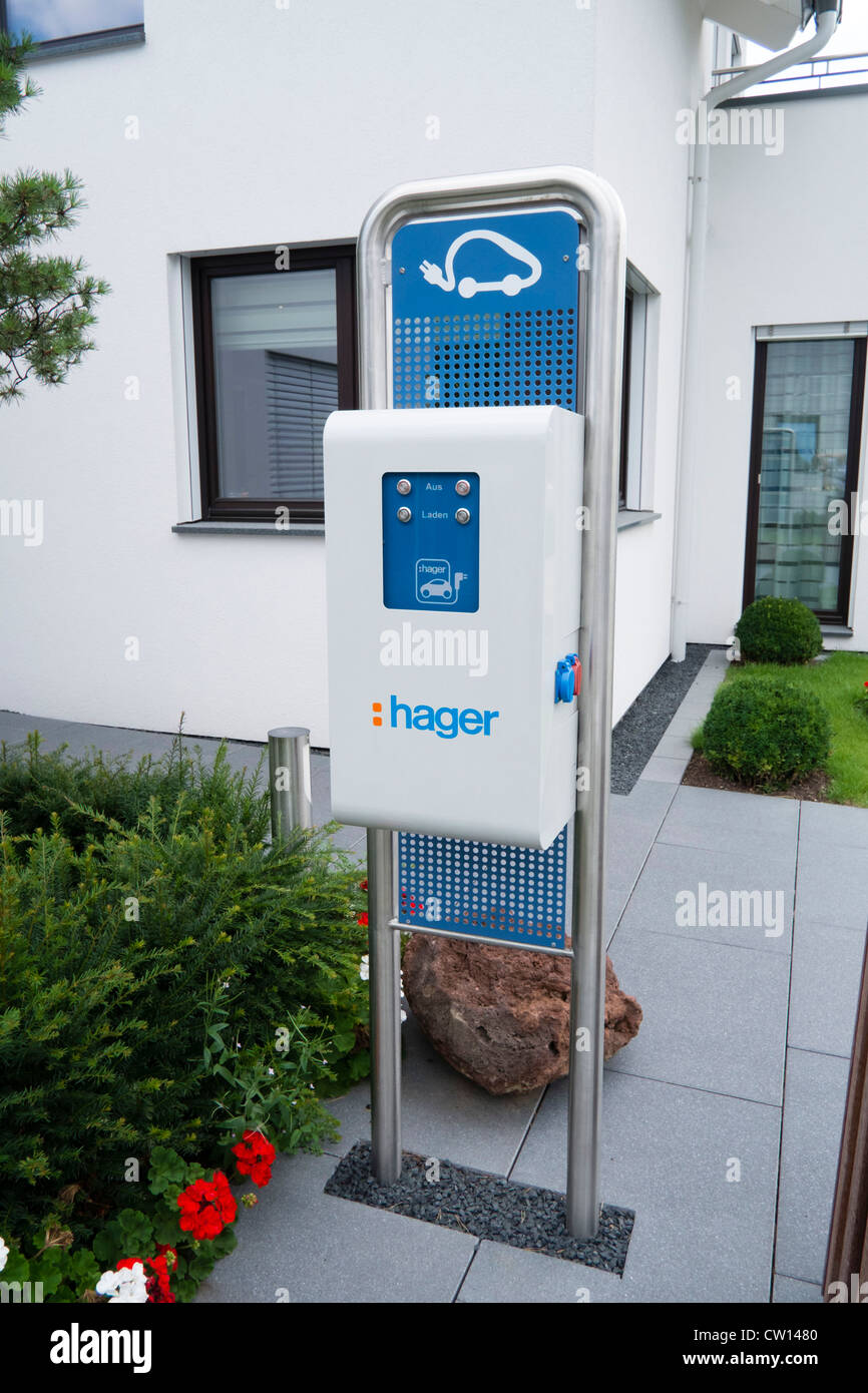 Station für moderne Elektroauto aufladen sehr Energie effizient Familienhaus in Deutschland Stockfoto