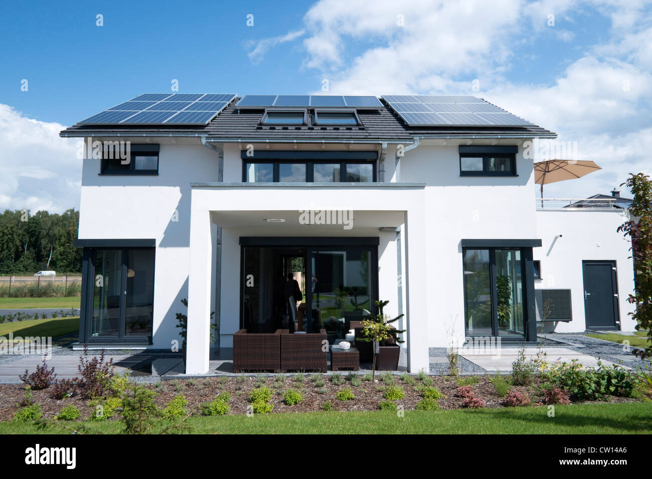 Moderne hoch effiziente Familie Energiehaus mit Sonnenkollektoren auf dem Dach in Deutschland Stockfoto