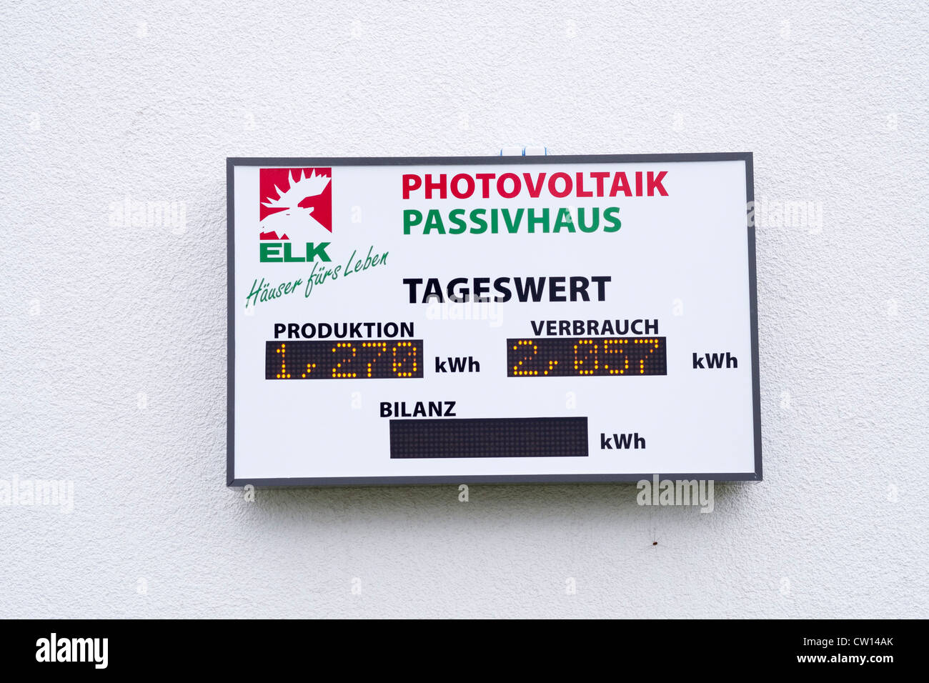 Anzeigefeld an Außenwand zeigt Energie produziert durch Sonnenkollektoren auf modernen sehr Energie effizient Familienhaus in Deutschland Stockfoto