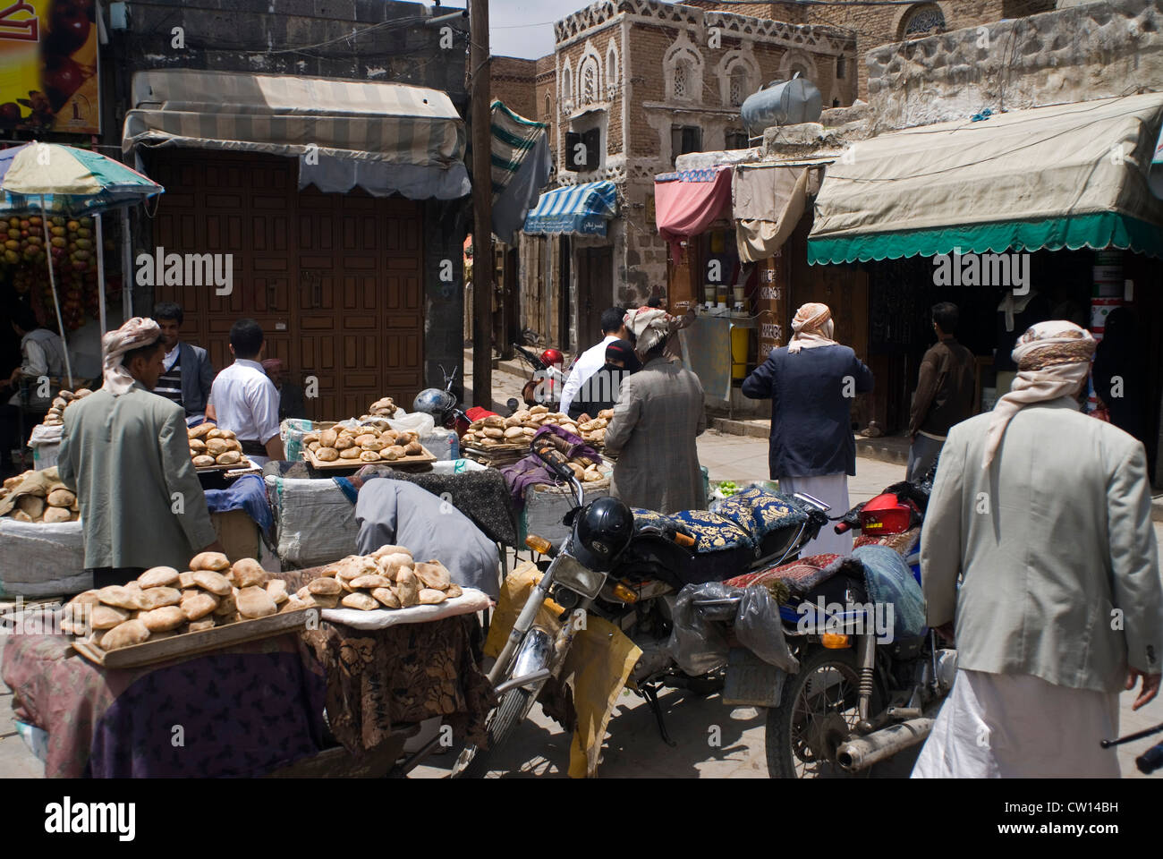Garküche im Souk von Sana'a, einem UNESCO-Weltkulturerbe, Jemen, Westasien, Arabische Halbinsel. Stockfoto