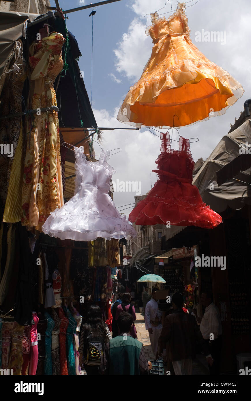 Hängende Kleidung auf der Straße, Souk von Sana'a, einem UNESCO-Weltkulturerbe, Jemen, Westasien, Arabische Halbinsel. Stockfoto