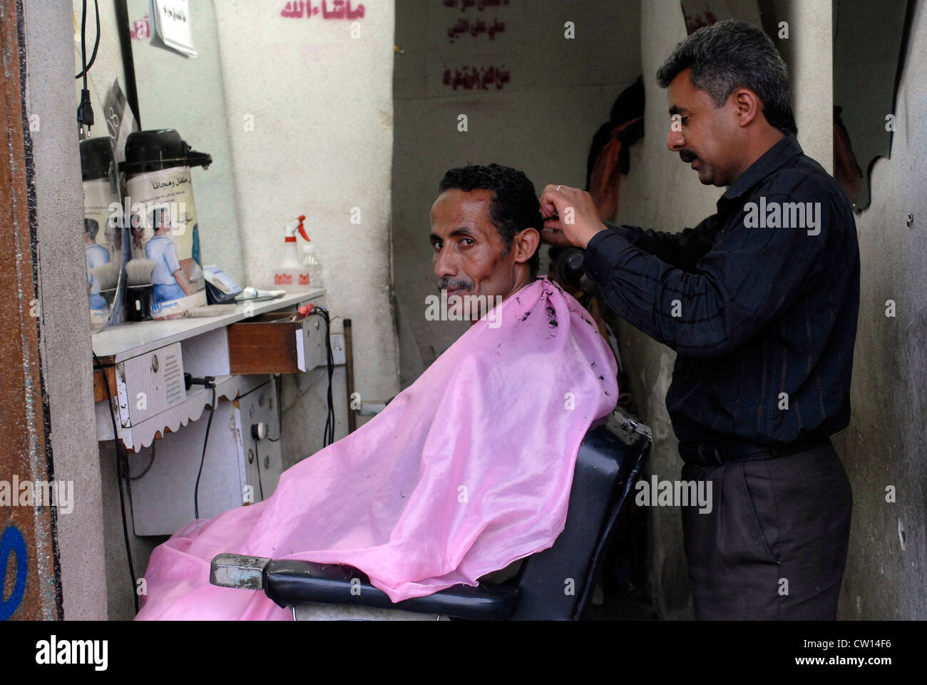 Friseur in der Altstadt von Sana'a, einem UNESCO-Weltkulturerbe, Jemen, Westasien, Arabische Halbinsel. Stockfoto