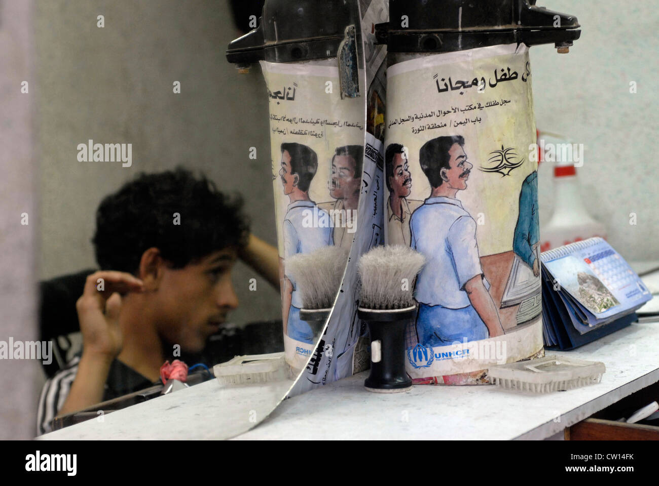Friseur in der Altstadt von Sana'a, einem UNESCO-Weltkulturerbe, Jemen, Westasien, Arabische Halbinsel. Stockfoto