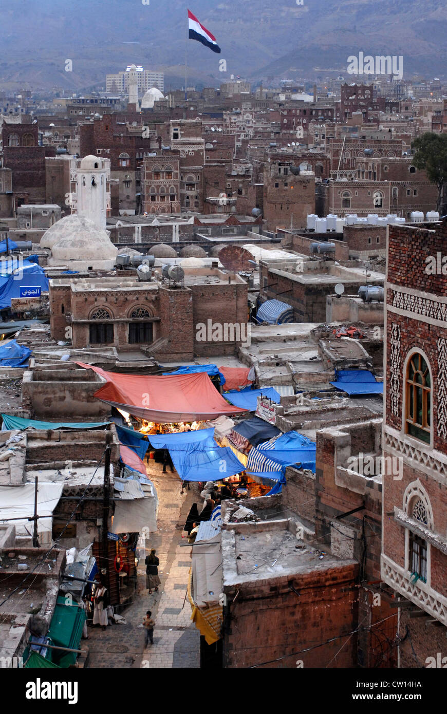 Blick auf die Altstadt von Sana ' a bei Dämmerung, ein UNESCO-World Heritage Site, Jemen, Westasien, Arabische Halbinsel. Stockfoto