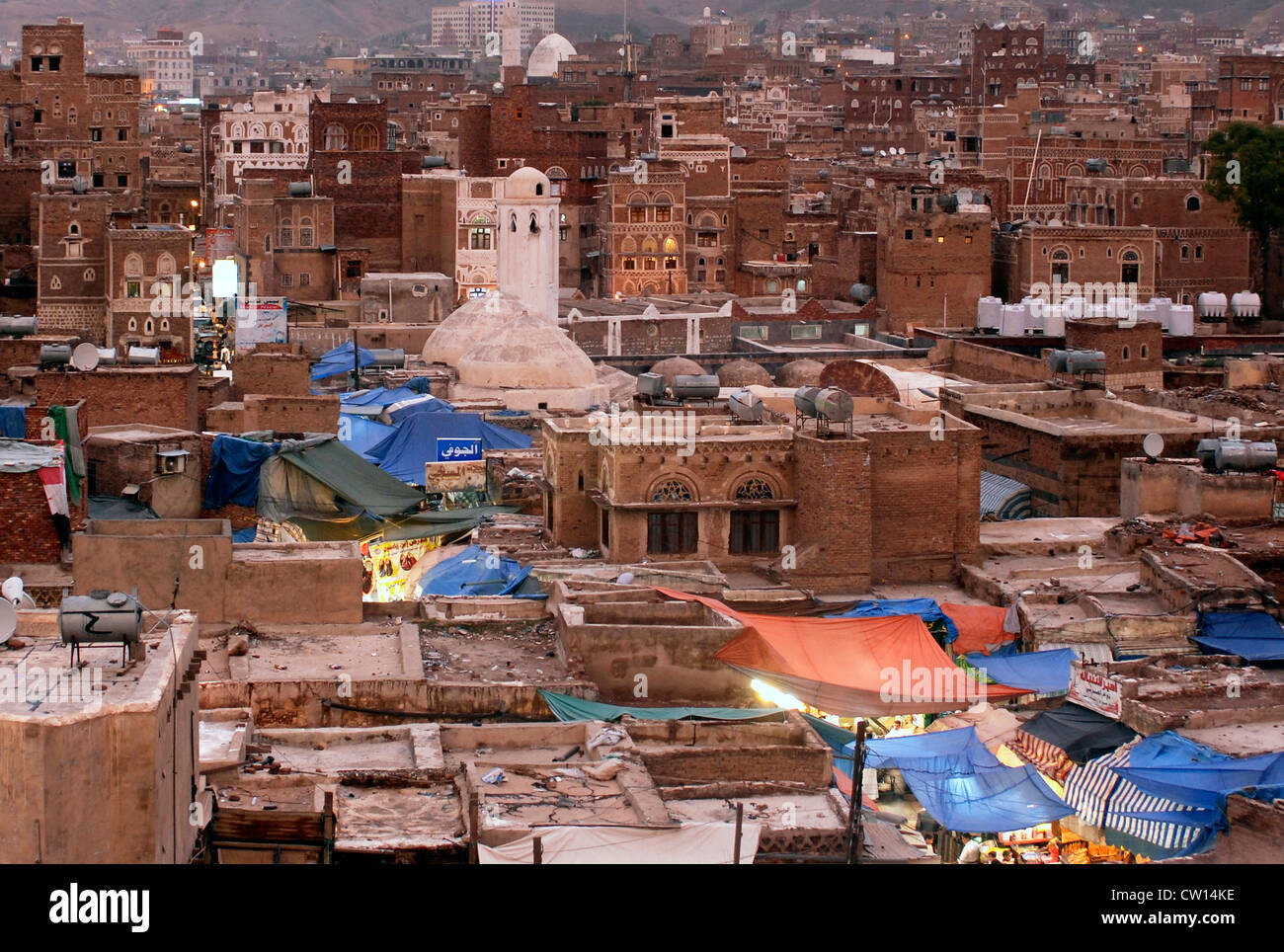Blick auf die Altstadt von Sana ' a bei Dämmerung, ein UNESCO-World Heritage Site, Jemen, Westasien, Arabische Halbinsel. Stockfoto
