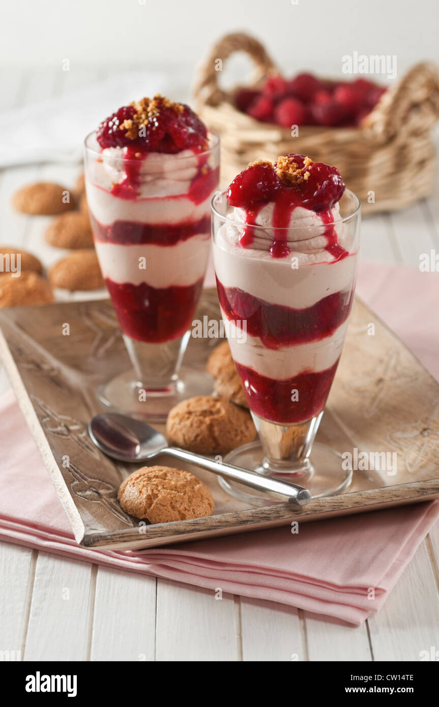 Himbeer-Syllabub Obst und Sahne dessert Stockfoto