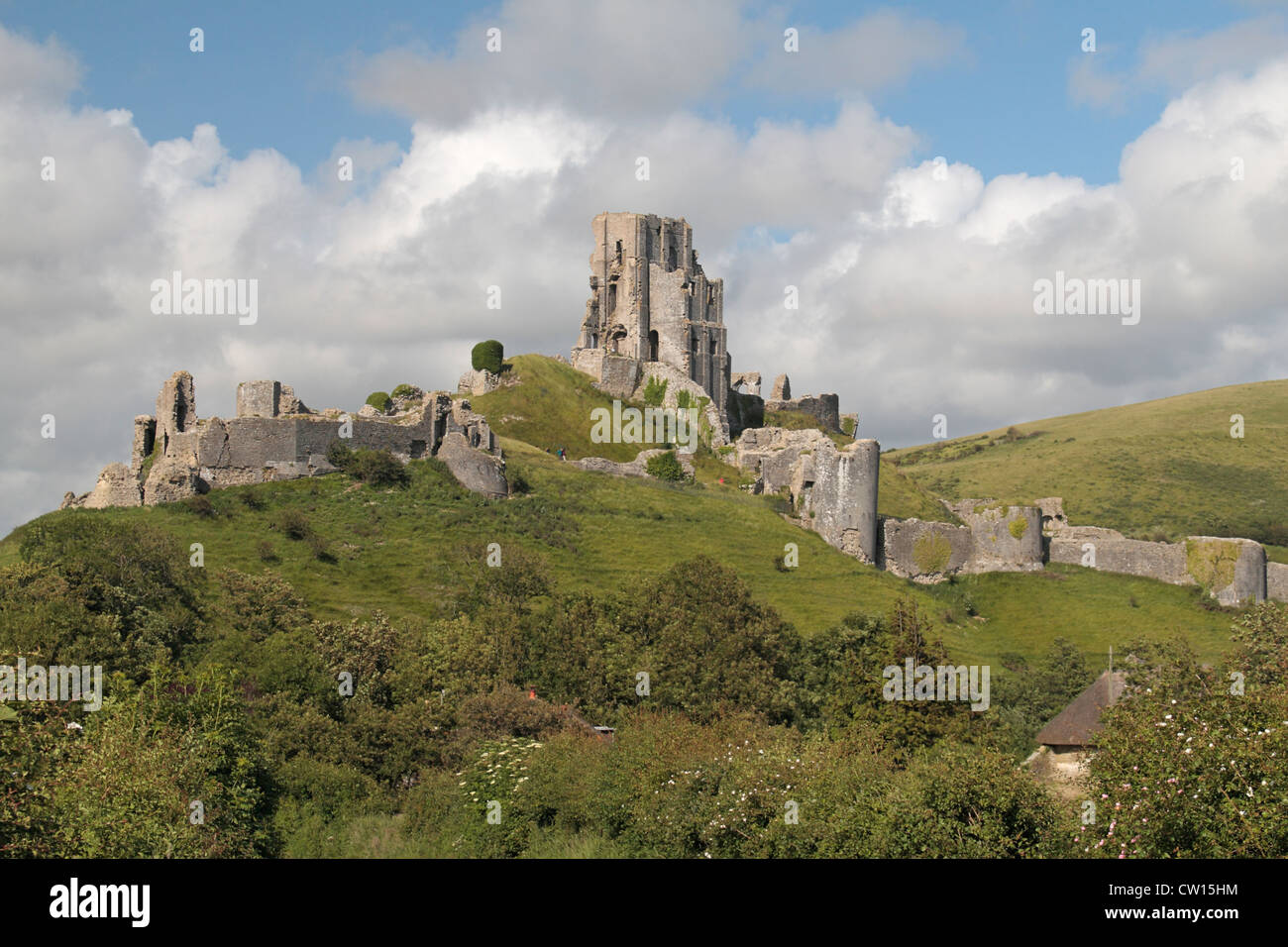 Gesamtansicht der Corfe Castle, Dorset, UK (diese Ansicht von Südwesten zugewandten Seite des Schlosses) Stockfoto