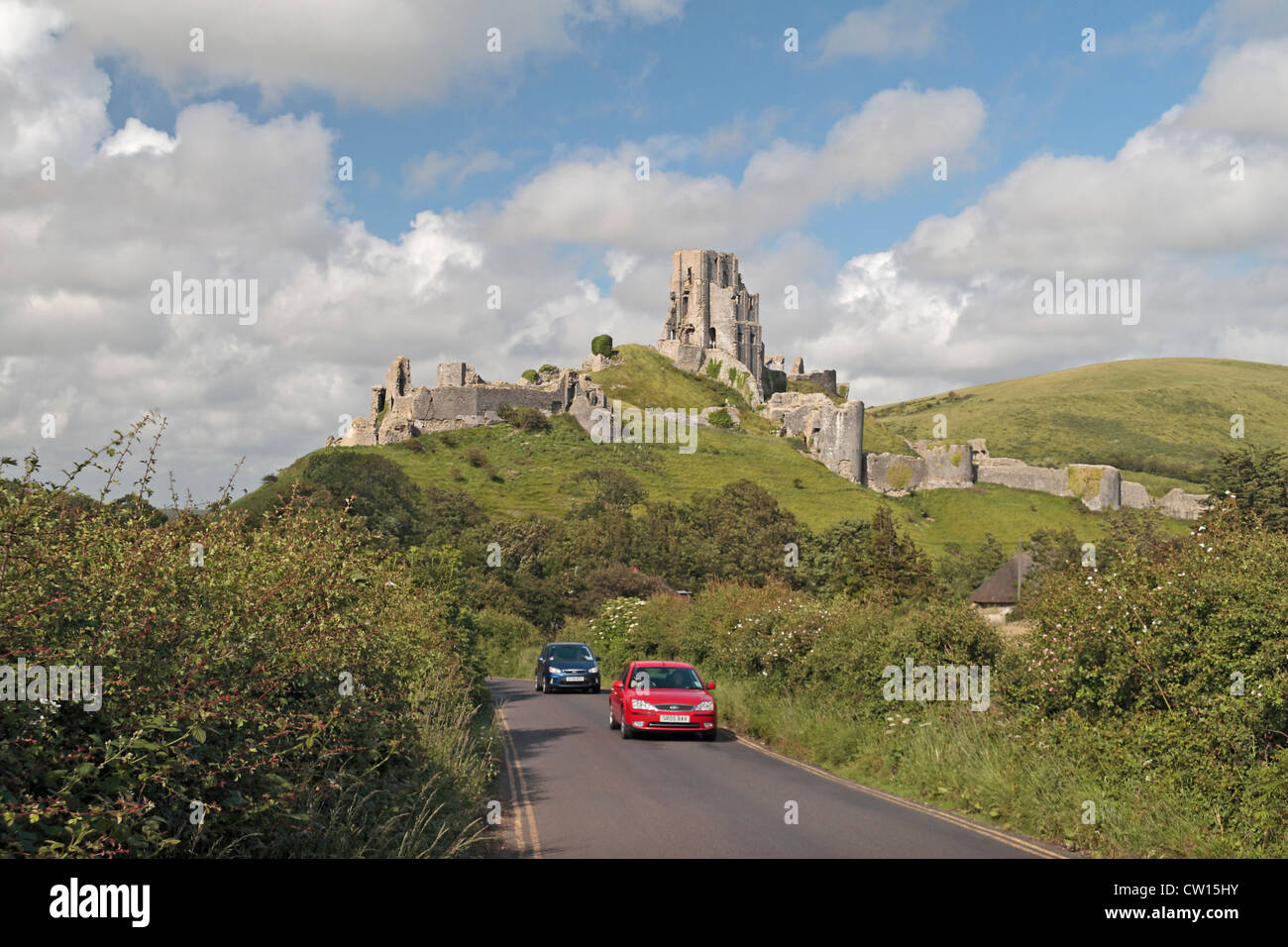 Gesamtansicht der Corfe Castle, Dorset, UK (diese Ansicht von Südwesten zugewandten Seite des Schlosses) Stockfoto