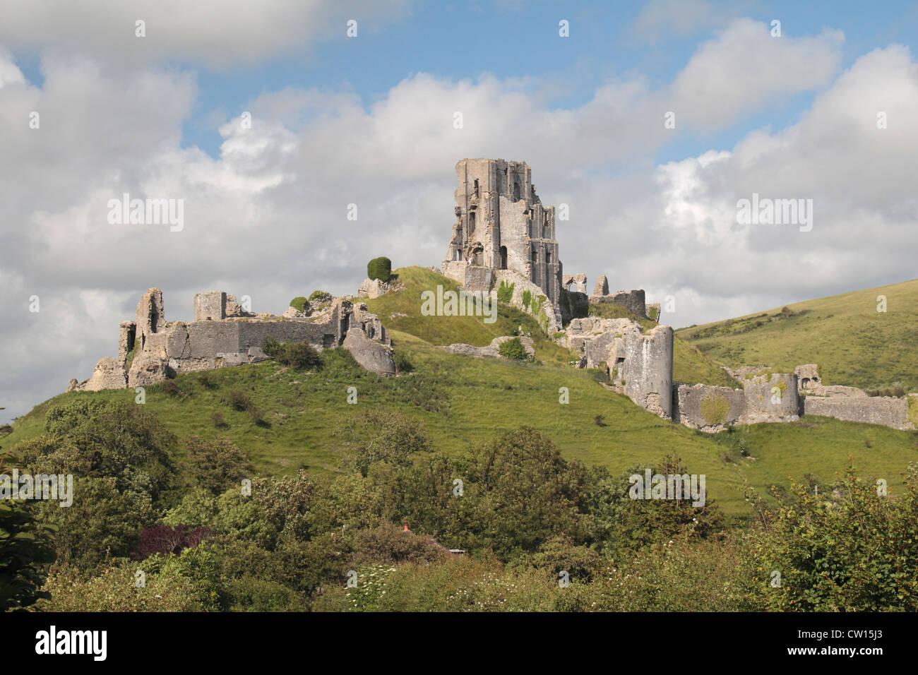 Gesamtansicht der Corfe Castle, Dorset, UK (diese Ansicht von Südwesten zugewandten Seite des Schlosses) Stockfoto