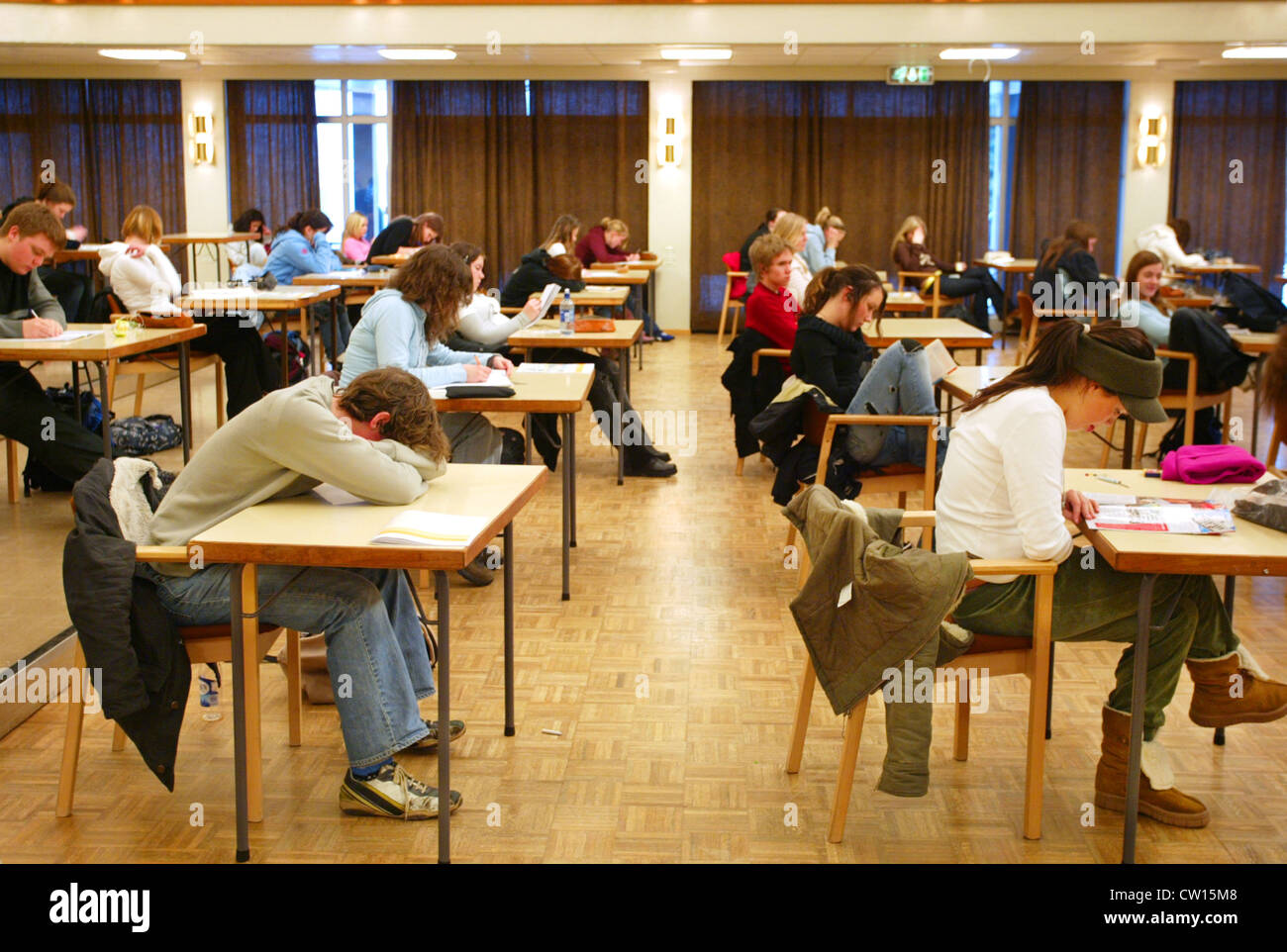 A - Schüler sitzen Prüfungen Stockfoto