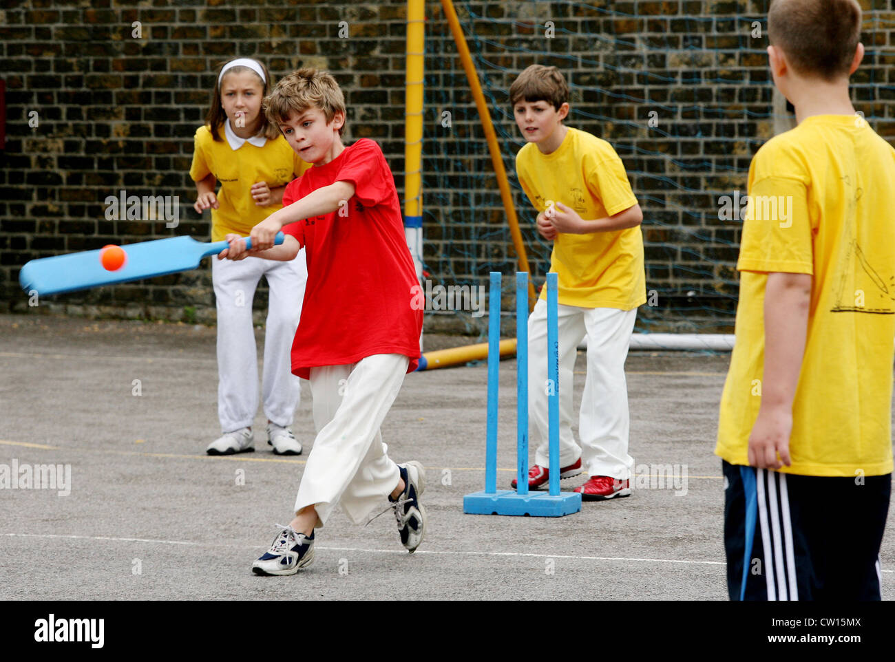 Jahrgangsstufe 6 an der Grundschule Brackenbury teilzunehmen in einer Sport-Lektion in Spielplatz, West London, England, Großbritannien Stockfoto