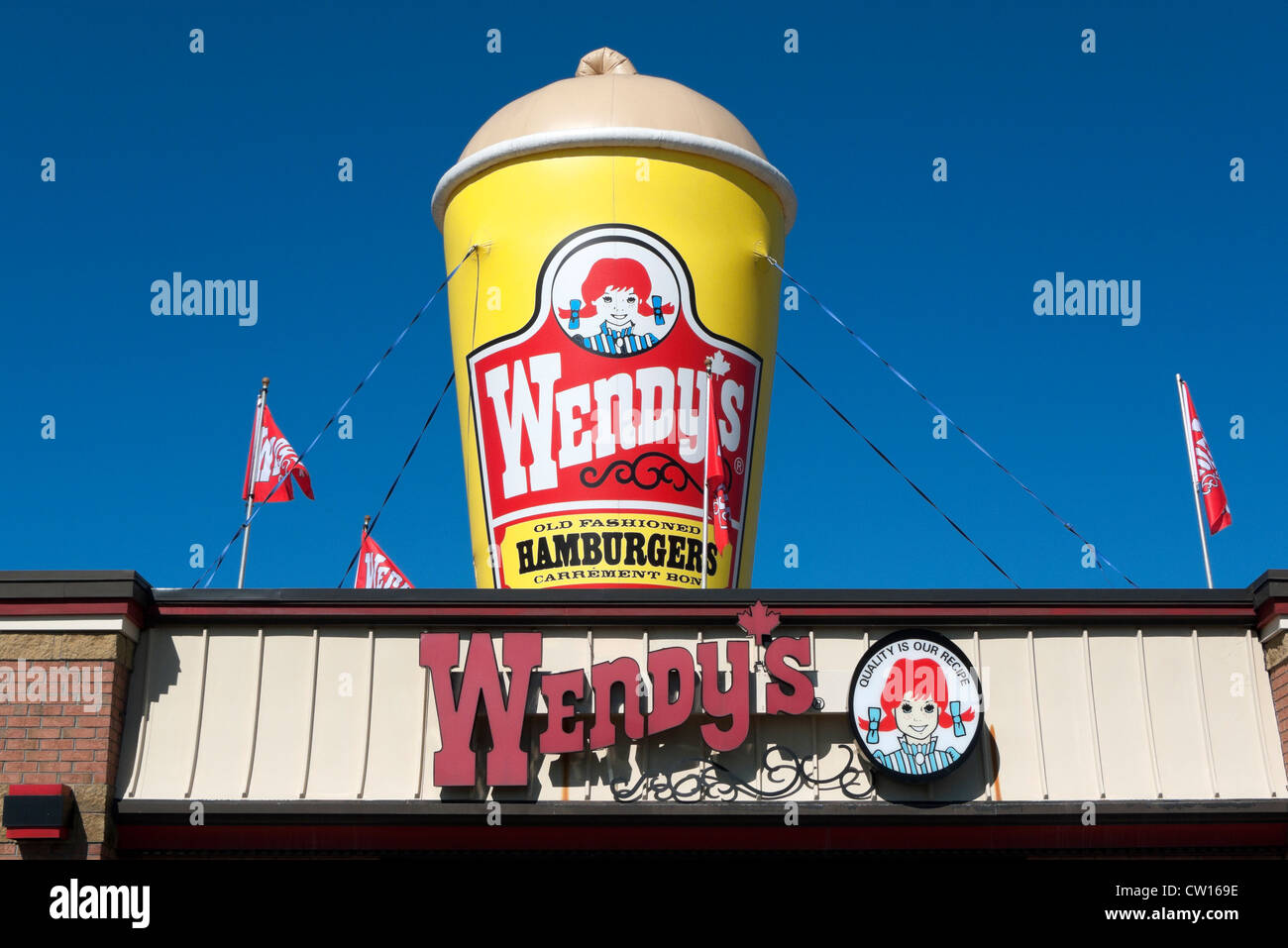 Riesiges Werbeschild aus Papierbecher für Wendy's Fast Food Hamburger Milkshake Restaurant in Fort Erie, Ontario, Kanada NORDAMERIKA KATHY DEWITT Stockfoto