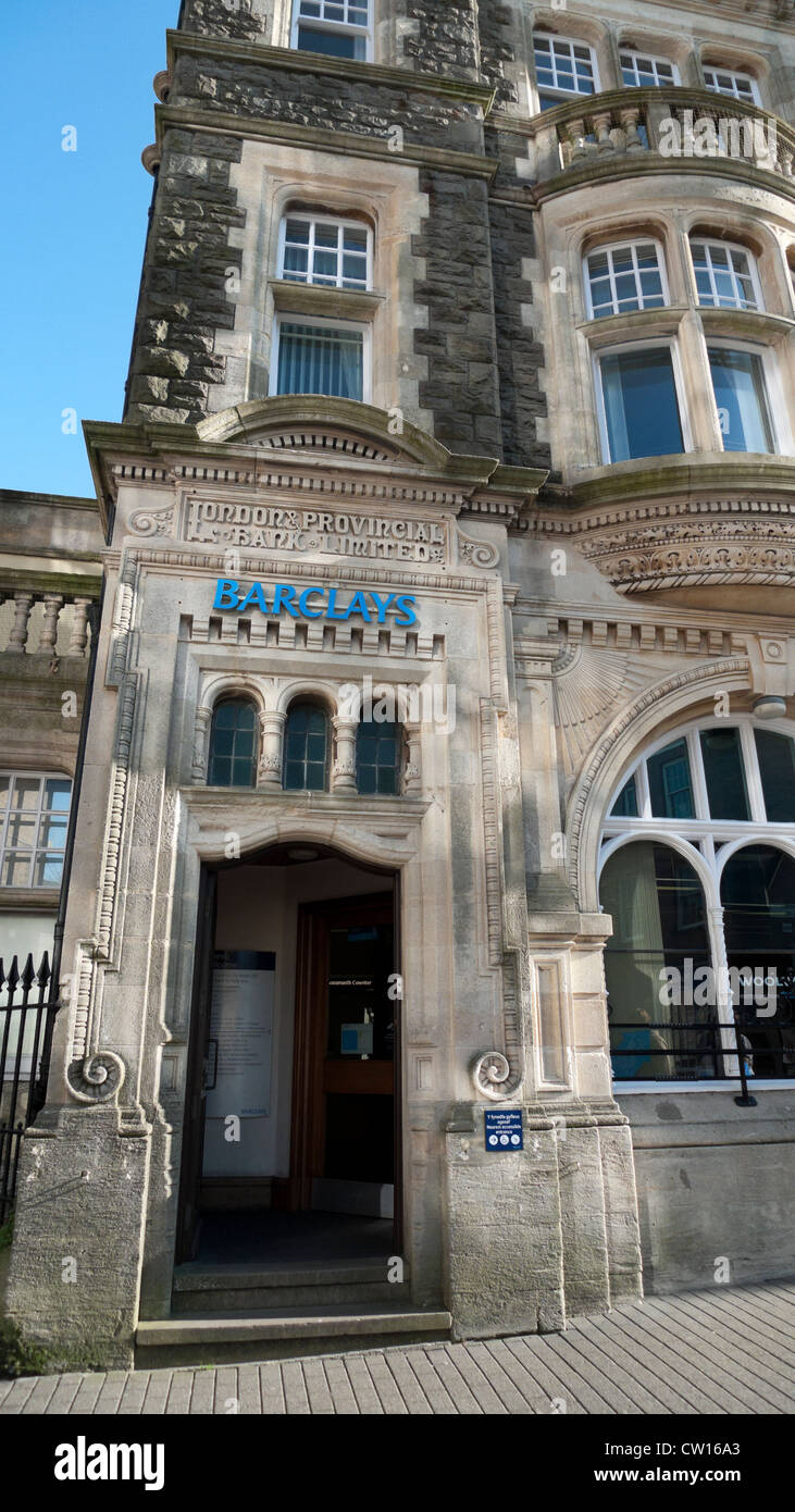 Vertikale Außenansicht von der Vorderseite der Barclays Bank unterzeichnen in einem alten Gebäude in Carmarthen Carmarthenshire Dyfed Wales UK KATHY DEWITT Stockfoto