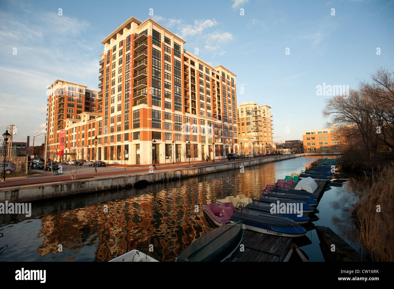 Kajaks und Boote mit Reflexion der Stadt blockieren im Hafen von Baltimore Stockfoto