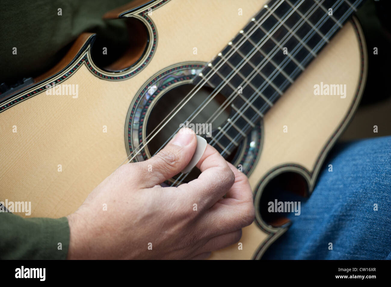 Cuatro Maker spielen instrument Stockfoto