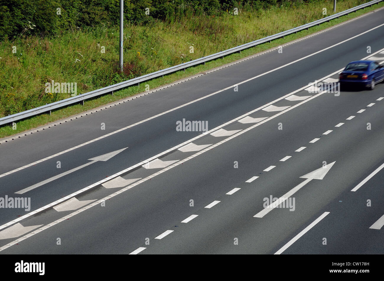 Autobahnauffahrt Beitritt wichtigsten Fahrbahn Stockfoto