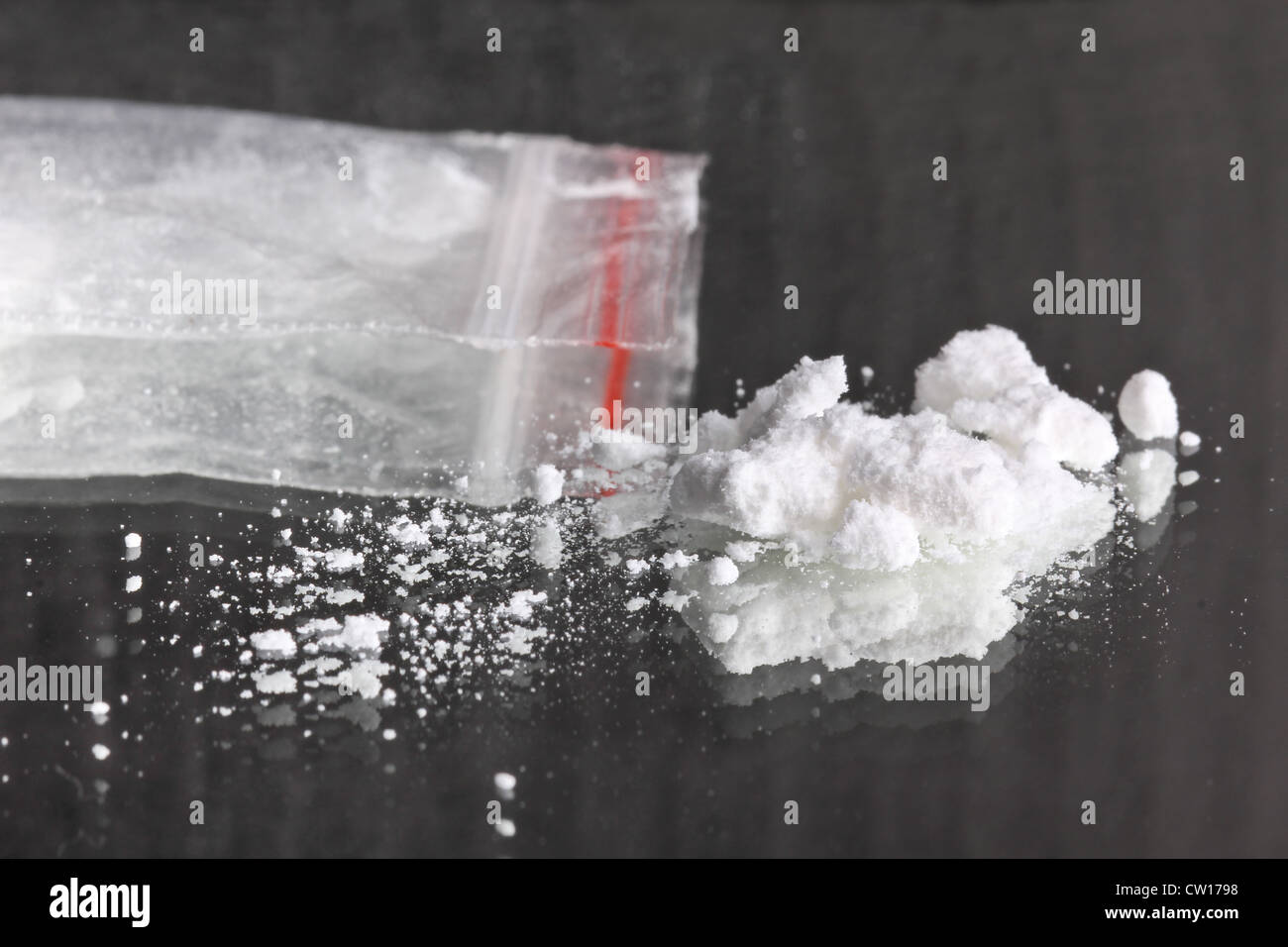 Kokain-Pulver-Stapel und Paket auf Spiegel Stockfoto