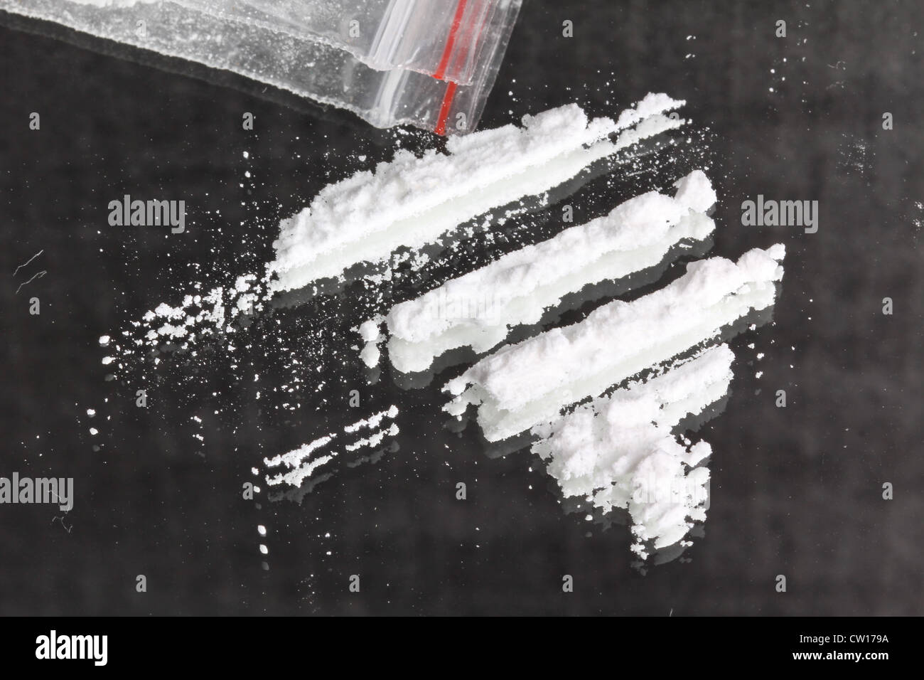 Kokainpulver in Linien und Paket auf Spiegel Stockfoto