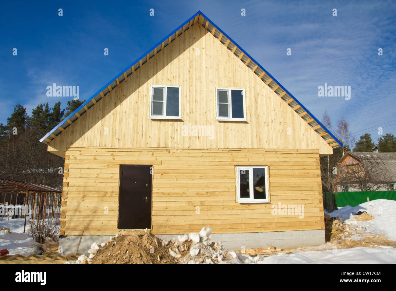 Hölzerne Dorfhaus außerhalb Stockfoto