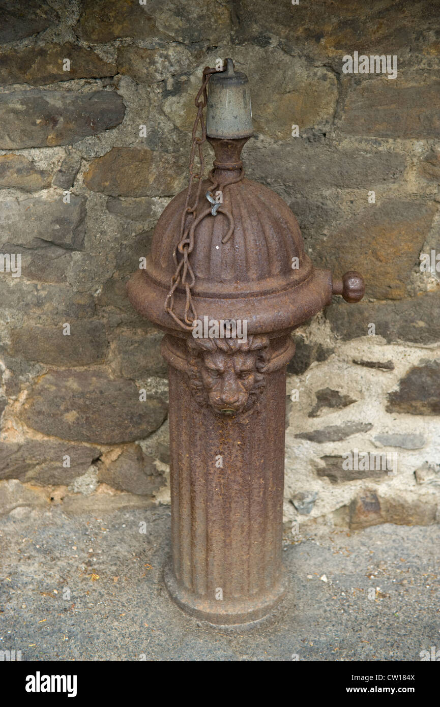 Alte am Straßenrand Wasser-Hydranten mit Löwenkopf Kopfschmuck in ländlichen Dorf von Brampton Bryan Herefordshire England UK Stockfoto