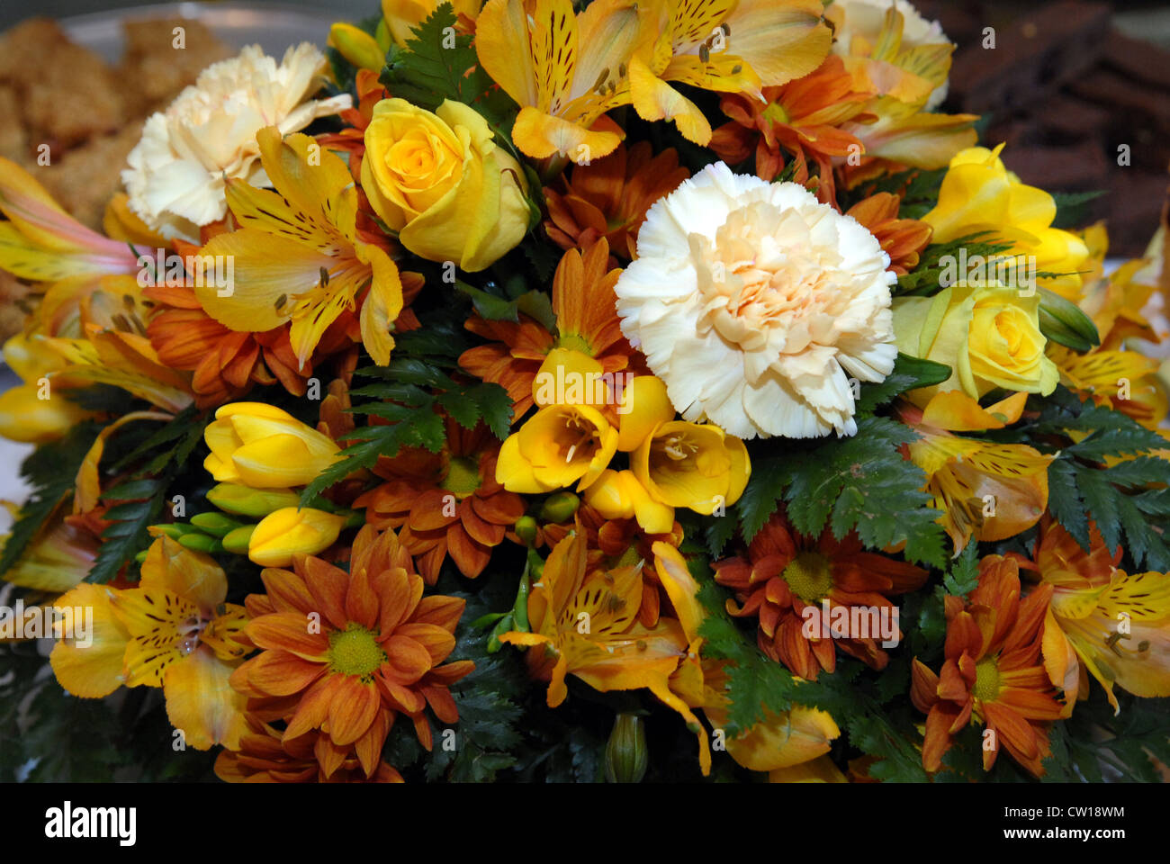Eine thematische Blumenstrauß Gold/Gelb bei der Goldenen Hochzeit Feier im Vereinigten Königreich. Stockfoto