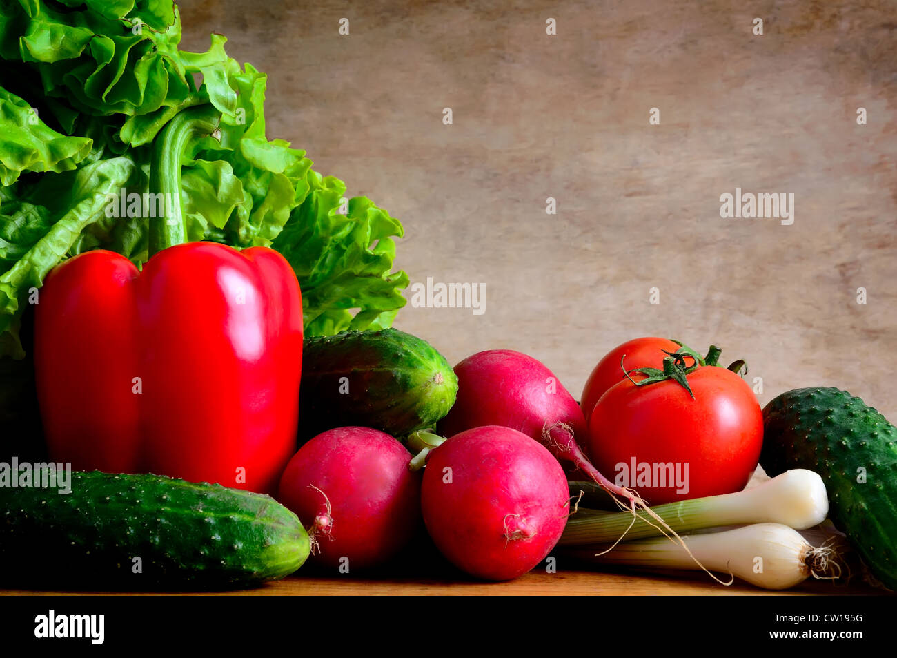 frisches Bio-Gemüse auf hölzernen Hintergrund mit Text Textfreiraum Stockfoto