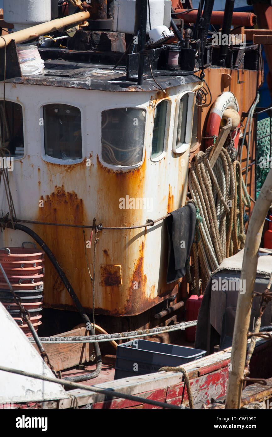 Stadt von Stornoway, Lewis. Fischereifahrzeuge reparaturbedürftig neben Stornoway Hafen. Stockfoto