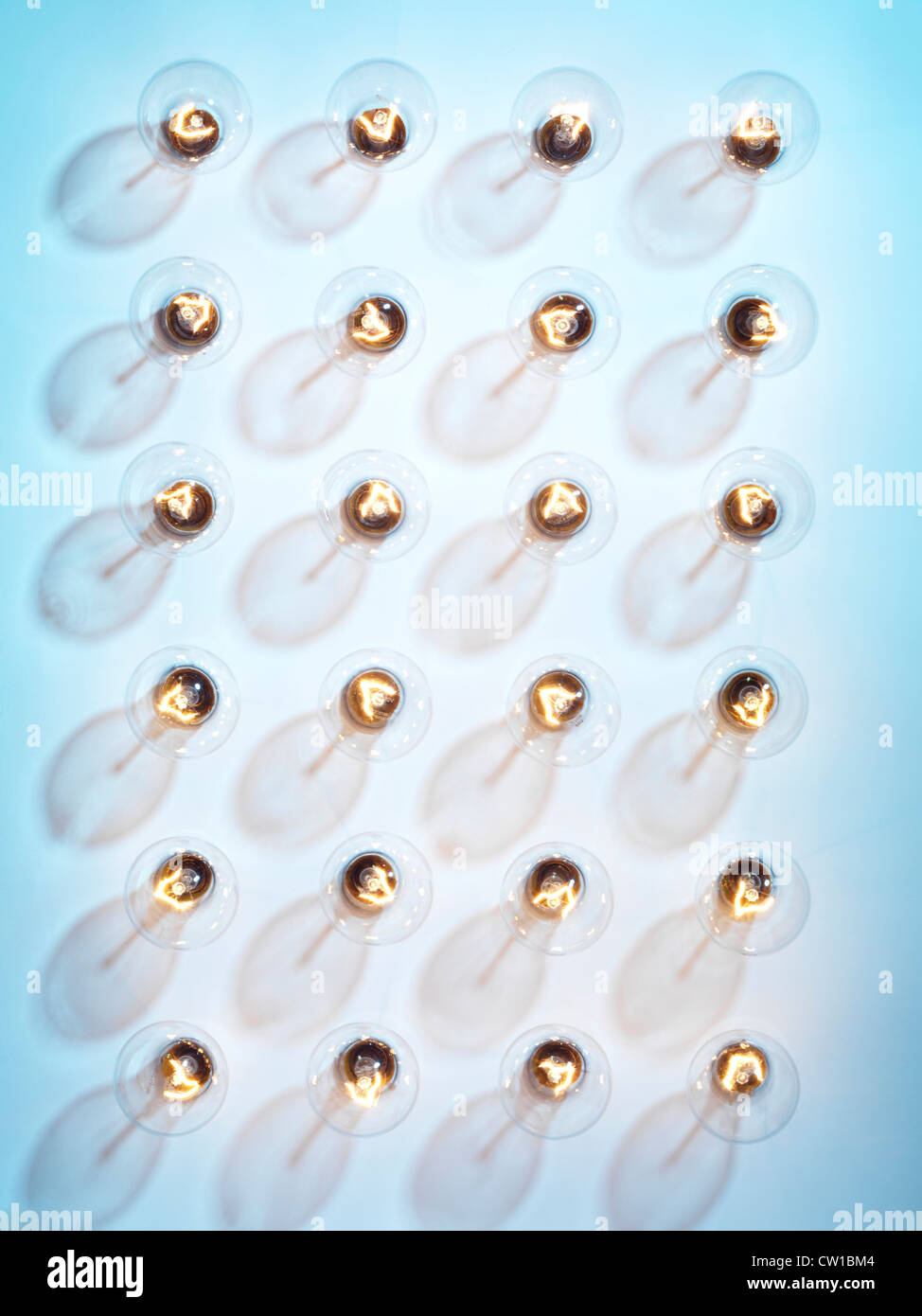 Gruppe von beleuchteten Glühlampen Wolfram Glühbirnen auf blauem Hintergrund isoliert Stockfoto