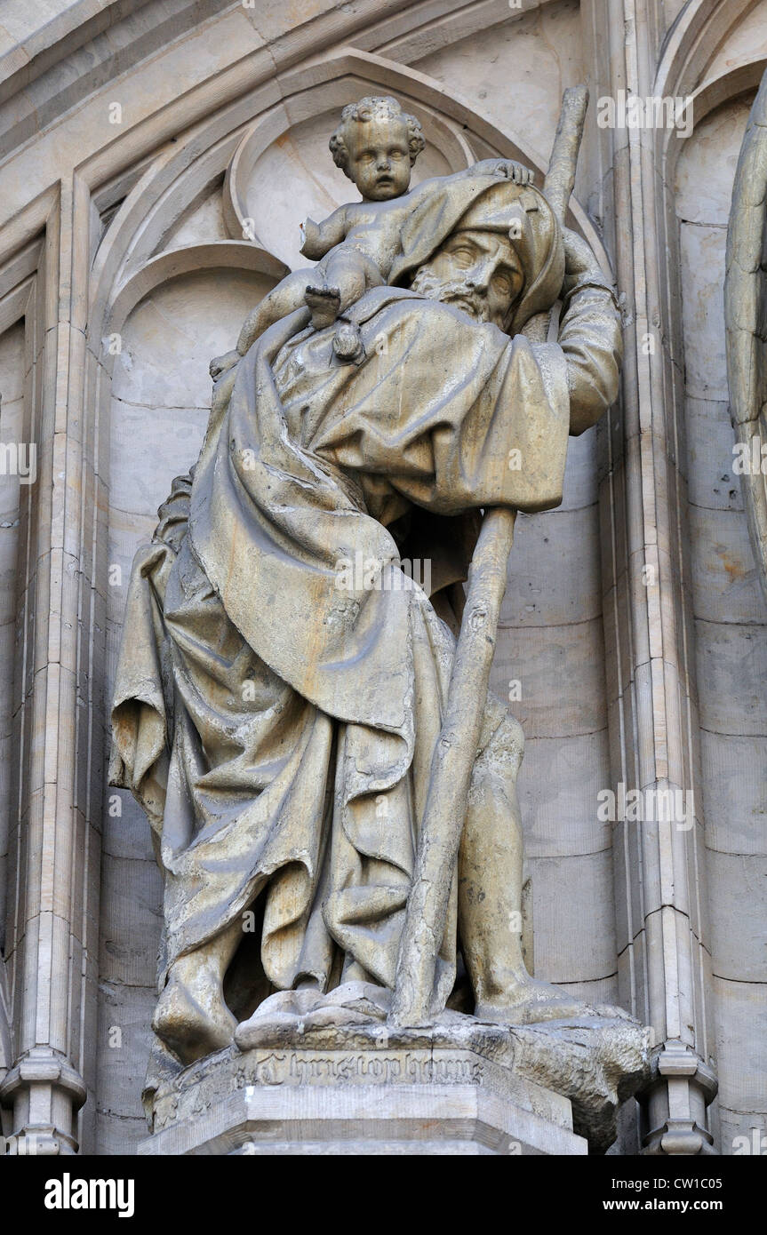 Brüssel, Belgien. Detail der Fassade des Rathauses / Hotel de Ville in der Grand Place. St. Christophorus Stockfoto