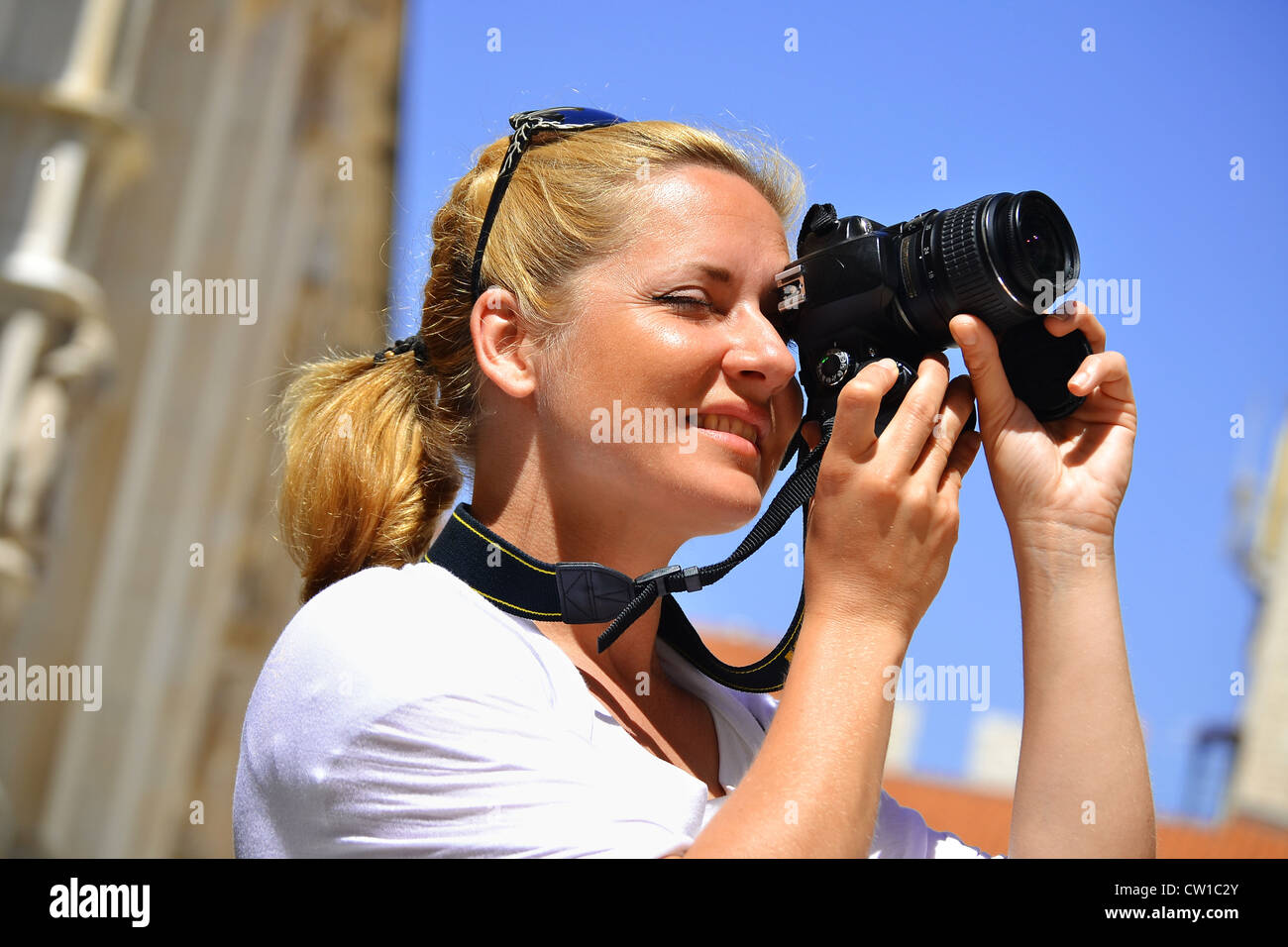Junge weibliche Touristen mediterrane Altstadt im Urlaub. Frau auf der Straße fotografieren Stockfoto