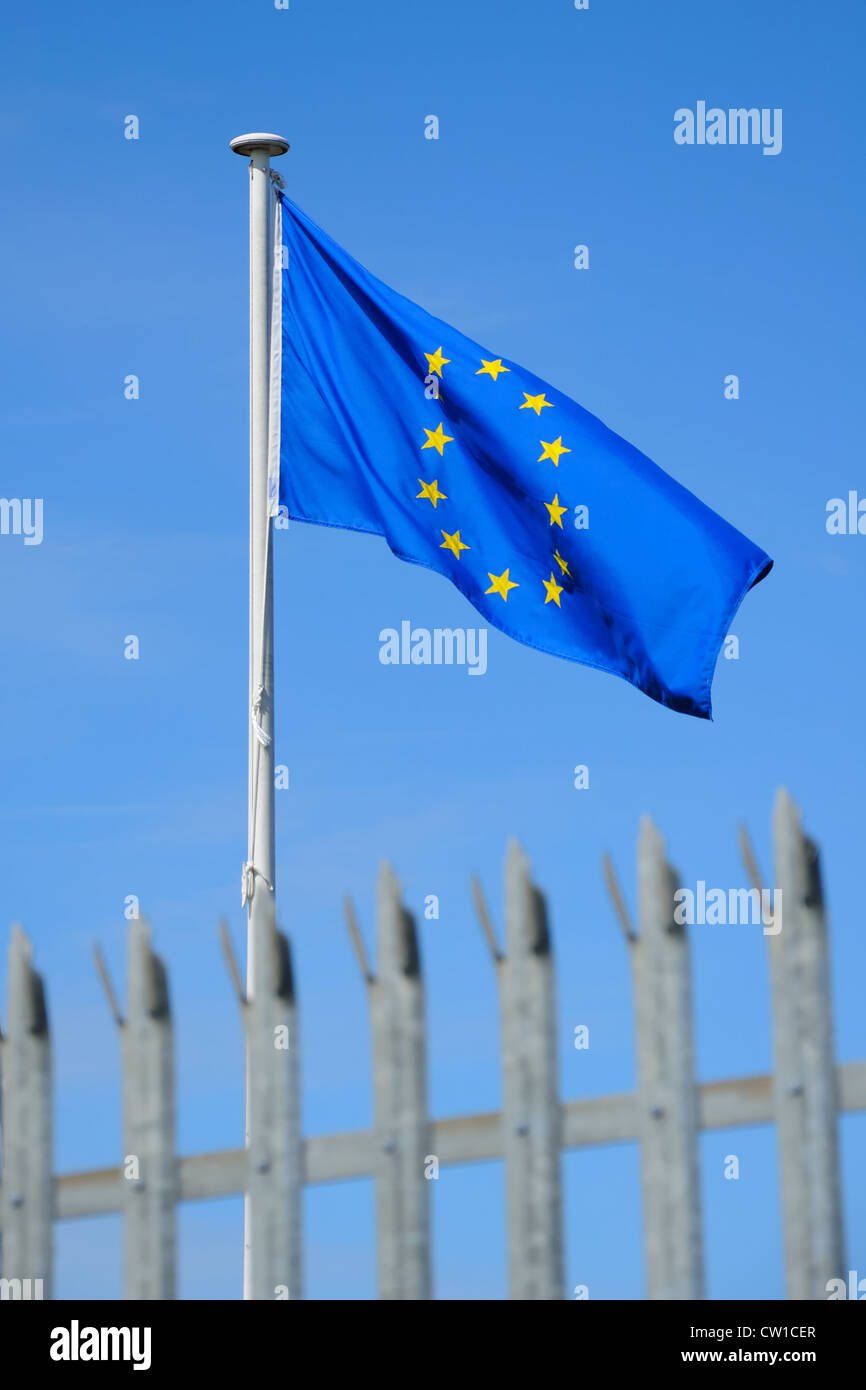 Flagge der Europäischen Union hinter einer Sicherheit Zaun im Vereinigten Königreich. Stockfoto