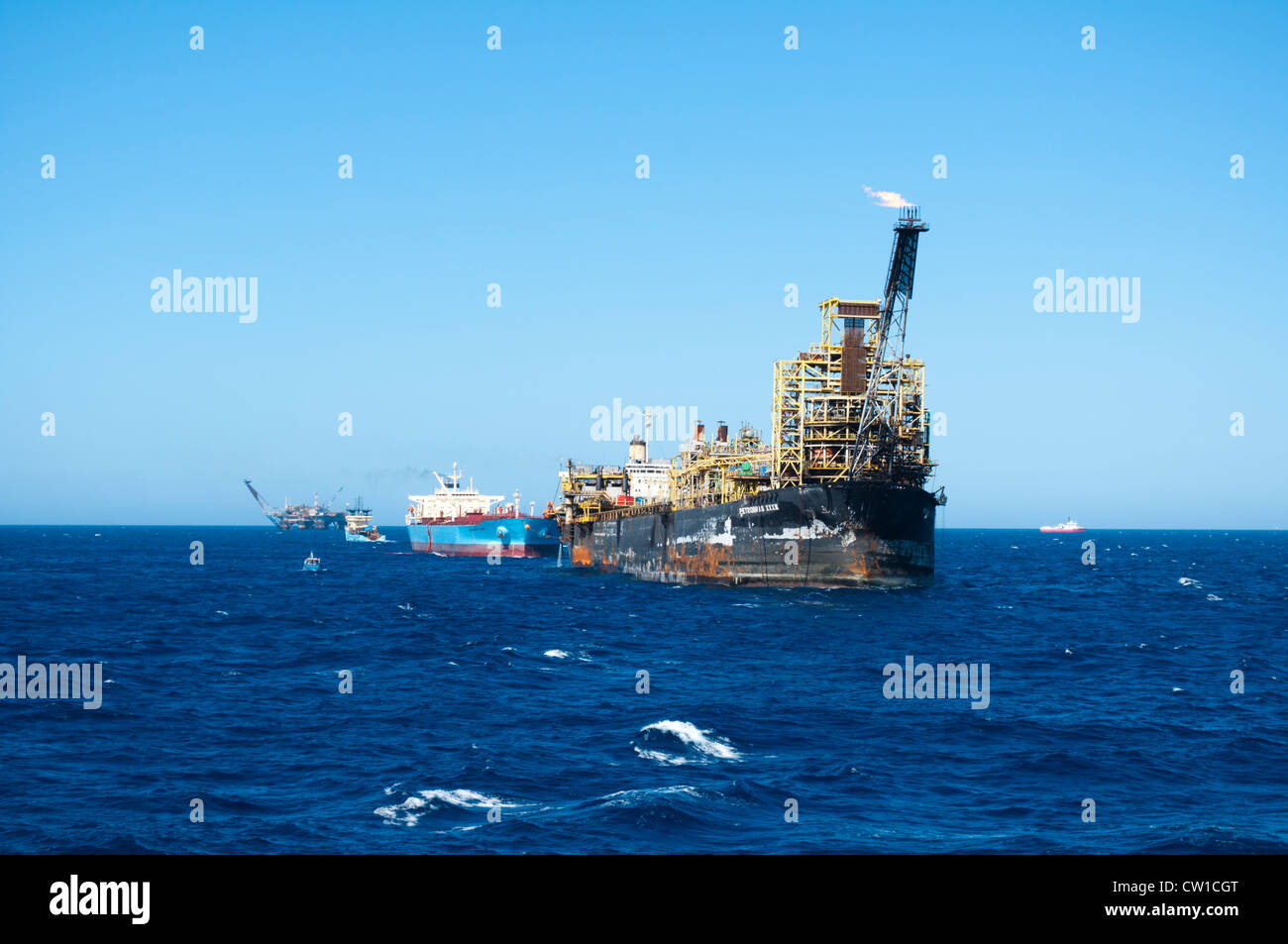 Betrieb mit FPSO P XXXIII und einem Tankschiff zurückziehen. Arbeiten für Petrobras in Camps Becken, Offshore-Rio De Janeiro, Brasilien Stockfoto