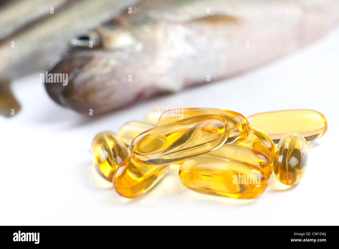 Nahaufnahme einer Fisch-Öl-Kapsel, eine Nahrungsergänzung, die reich an Omega-3-Fettsäuren, EPA, DHA, und die Vitamine A und D. Stockfoto