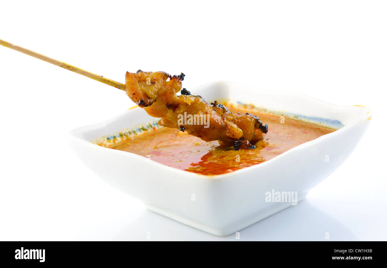 Köstliche Satay Chicken und Erdnuss-Sauce auf weißem Hintergrund Stockfoto