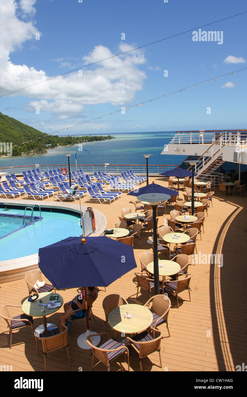 Französisch-Polynesien Moorea Liegestühle an Deck eines Kreuzfahrtschiffes Stockfoto