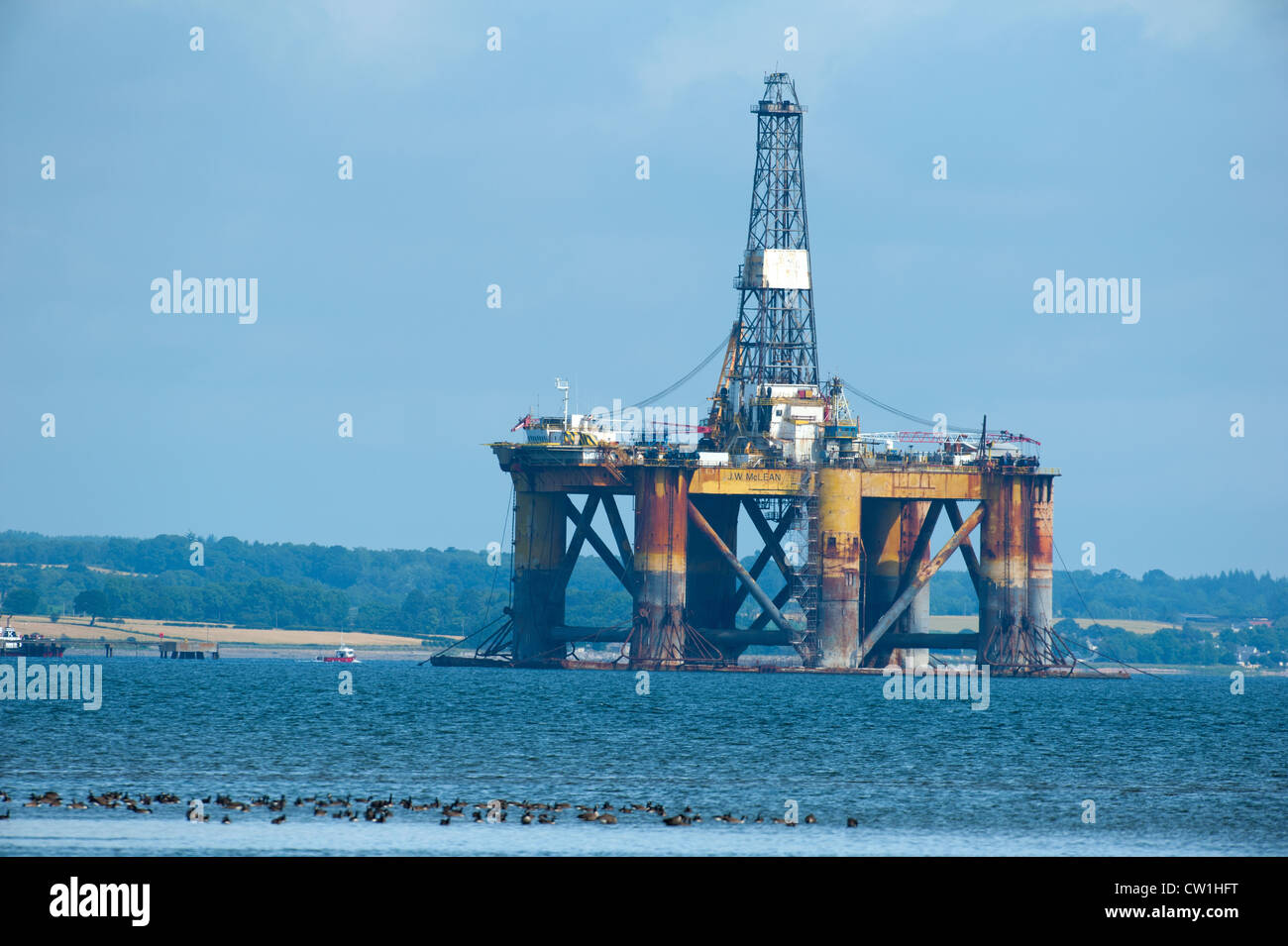 Öl-Bohrinsel JW McLean, betrieben von Transocean, im Cromarty Firth gewartet wird.  SCO 8283 Stockfoto