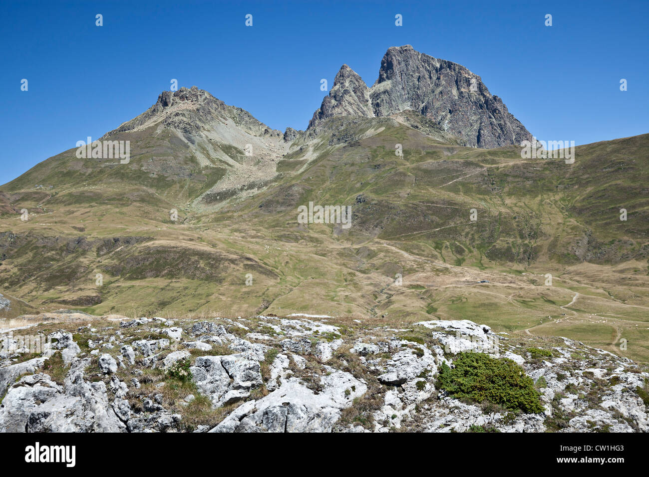 Der Südost Seite der Midi Ossau Peak (Nationalpark Pyrenäen - Frankreich). La Gesicht Sud Est du Pic du Midi-d'Ossau. Stockfoto