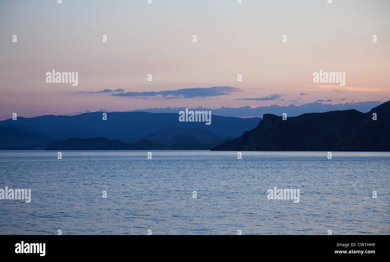 Lila Sonnenuntergang am Schwarzen Meer auf der Krim Stockfoto