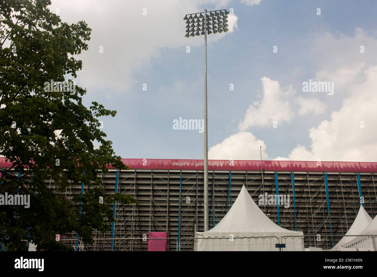 Landschaft der Riverbank Arena, Austragungsort der Eishockey investiert im Olympiapark, während der Olympischen Spiele in London 2012, sondern auch als zukünftige Veranstaltungsort für die breite Öffentlichkeit - seinen Zweck unentschlossen. Zäune und Barrieren schützen diesen geschützten Bereich während eines Hockey Spiel gespielt wird und die Zuschauer Linie der Bestuhlung aus den Augen. Dieses Land wurde umgestaltet, um eine 2,5 qkm sportliche Komplex, einmal Industriebetriebe und nun Austragungsort der acht Orte, darunter die Hauptarena Aquatics Centre und Velodrom sowie der Athleten Olympisches Dorf werden. (Weitere Beschriftungen in Beschreibung...) Stockfoto