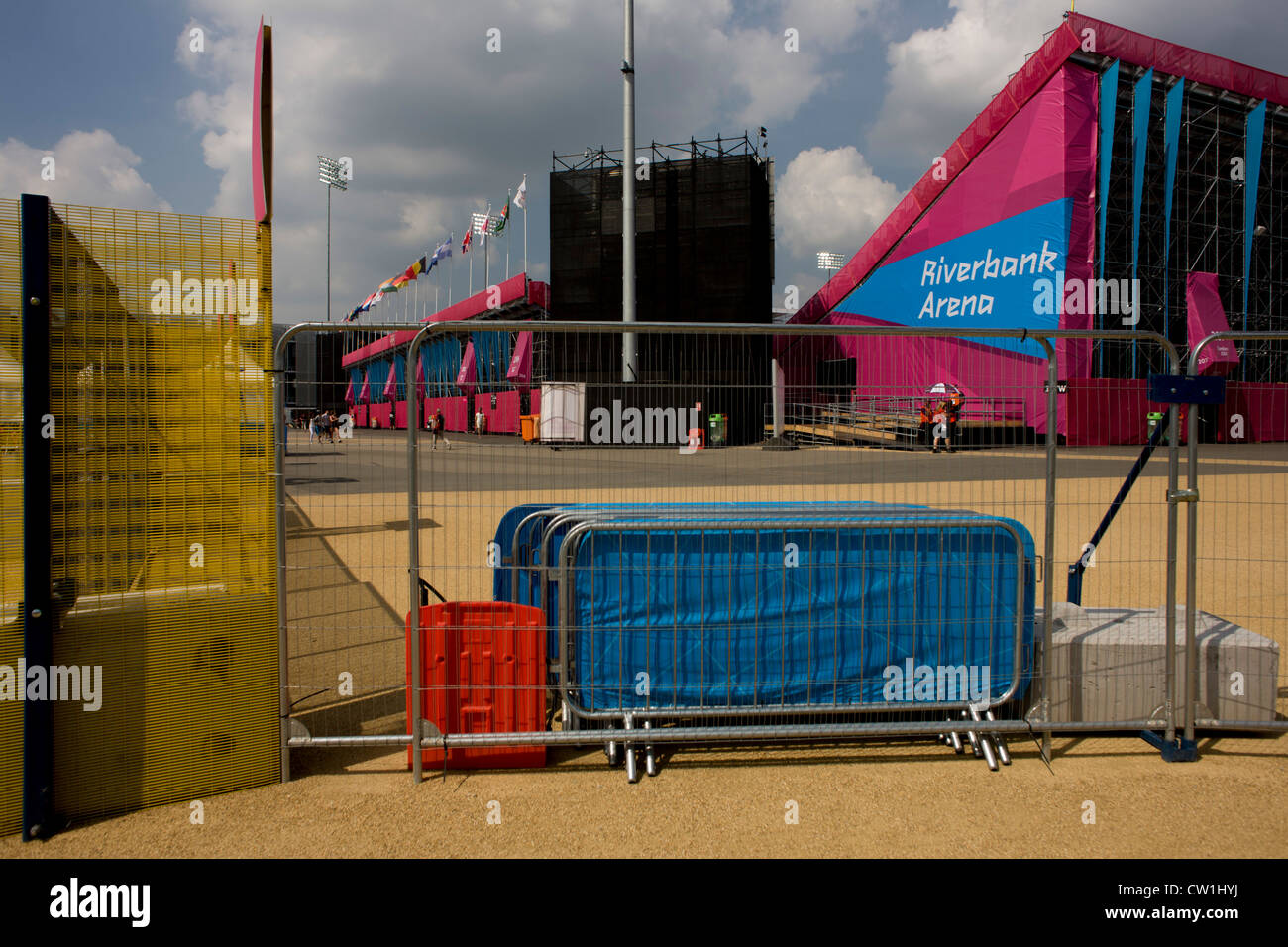 Landschaft der Riverbank Arena, Austragungsort der Eishockey investiert im Olympiapark, während der Olympischen Spiele in London 2012, sondern auch als zukünftige Veranstaltungsort für die breite Öffentlichkeit - seinen Zweck unentschlossen. Zäune und Barrieren schützen diesen geschützten Bereich während eines Hockey Spiel gespielt wird und die Zuschauer Linie der Bestuhlung aus den Augen. Dieses Land wurde umgestaltet, um eine 2,5 qkm sportliche Komplex, einmal Industriebetriebe und nun Austragungsort der acht Orte, darunter die Hauptarena Aquatics Centre und Velodrom sowie der Athleten Olympisches Dorf werden. (Weitere Beschriftungen in Beschreibung...) Stockfoto