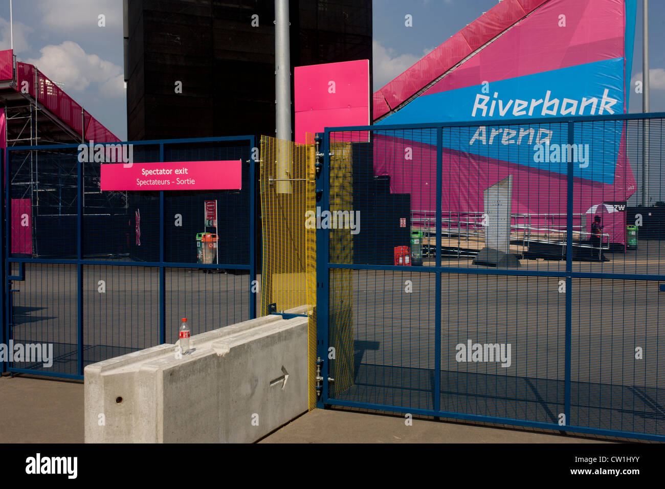 Landschaft der Riverbank Arena, Austragungsort der Eishockey investiert im Olympiapark, während der Olympischen Spiele in London 2012, sondern auch als zukünftige Veranstaltungsort für die breite Öffentlichkeit - seinen Zweck unentschlossen. Zäune und Barrieren schützen diesen geschützten Bereich während eines Hockey Spiel gespielt wird und die Zuschauer Linie der Bestuhlung aus den Augen. Dieses Land wurde umgestaltet, um eine 2,5 qkm sportliche Komplex, einmal Industriebetriebe und nun Austragungsort der acht Orte, darunter die Hauptarena Aquatics Centre und Velodrom sowie der Athleten Olympisches Dorf werden. (Weitere Beschriftungen in Beschreibung...) Stockfoto