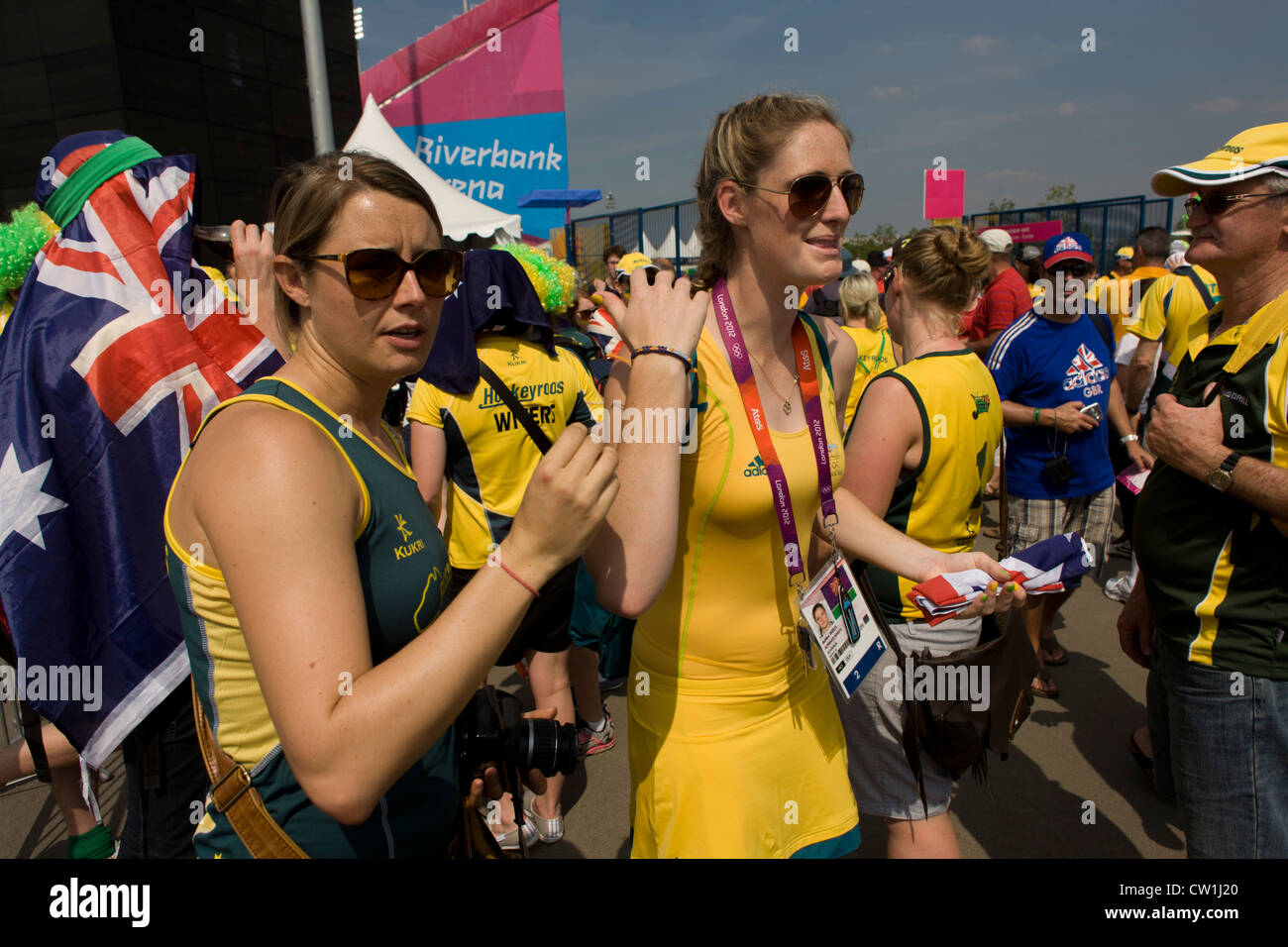 Ersatztorhüter Ashlee Wells und Kolleginnen und Kollegen von der australischen Frauen-Hockey-Team entstehen nach ihrem 2: 0-Sieg über China zu einen insgesamt 5. Platz sichern. Spielte in der Fluss-Arena im Olympiapark während der Olympischen Spiele in London 2012 treffen die Mädchen ihre treuen Fans und viele Freunde außerhalb des Stadions um ihren Sieg zu feiern. Stockfoto