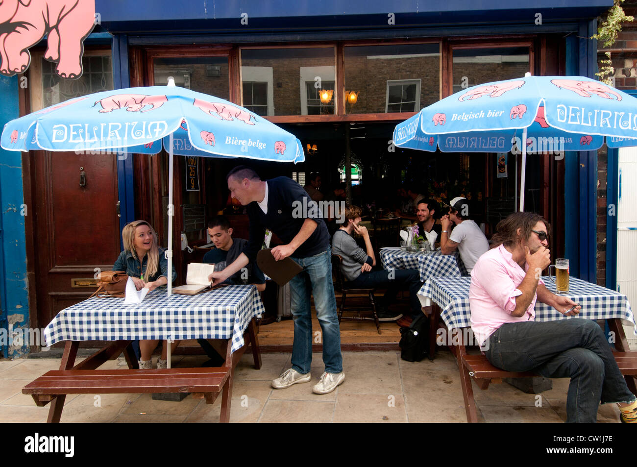 Hackney. Broadway-Markt. Cafe mit Sitzgelegenheiten und Tische im freien Stockfoto