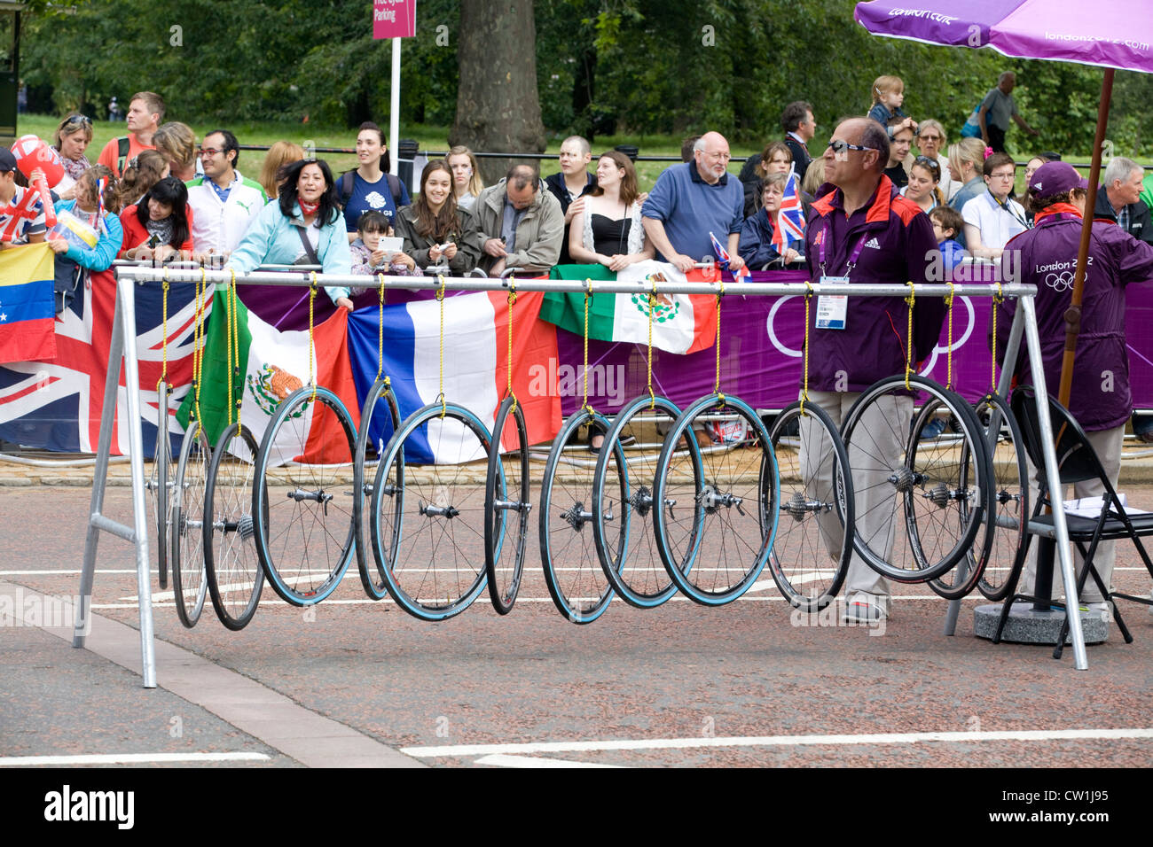 Menschenmengen versammeln, um die London 2012 Frauen Triathlon olympische Disziplin Rad Wickelstation ansehen Stockfoto