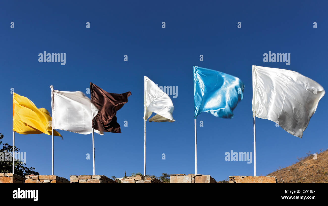 Allgemeines Bild von plain seidig Flaggen wehten gegen reiche blauen Himmel. Lage des Schusses, Rajasthan, Indien Stockfoto